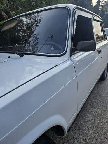 ваза стеклянная прозрачная высокая без узора: Model: VAZ 2107 (klassik sedan) Kuzov: ağ rəng, 4 qapı Ön hissə: xrom — 2