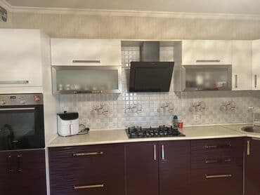 ağ qara mətbəx mebelləri: Hazır mətbəx dəsti, yuxarı hissəsi ağ və aşağı hissəsi bənövşəyi — 3
