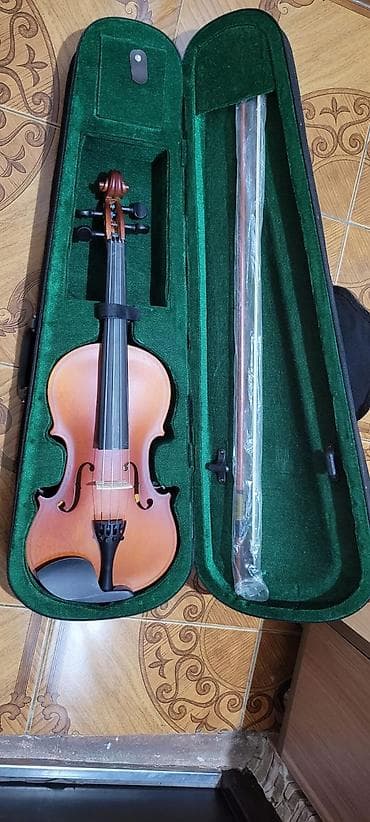 Skripkalar: Məhsul: Skripka dəsti (az istifadə olunub, yeni kimidir) Təsvir: - — 2