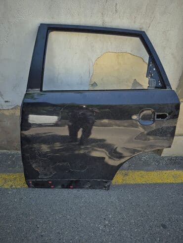Qara rəngli avtomobil qapısı. Tutacaq və şüşə çərçivəsi var. Ehtiyat lalafo.az -da Qara rəngli avtomobil qapısı. Tutacaq və şüşə çərçivəsi var. Ehtiyat