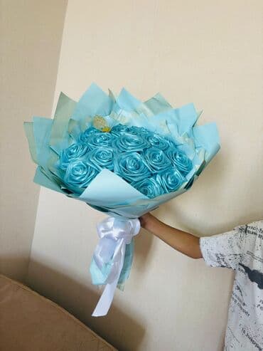 bənövşəyi gül şəkilləri: Zərif mavi tonlarda hazırlanmış böyük güllər buketi. Xüsusiyyətlər — 1