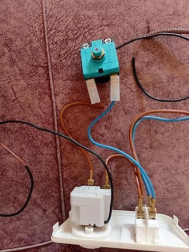 Termostat su ızdırıcı ariston ücün Tərkib: - Ön panel: dövrə — 2