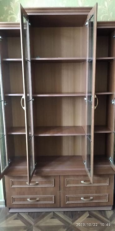 qedimi bufet: Şüşəli vitrin şkaf - Material: ağac fakturalı MDF/laminat görünüşlü — 2