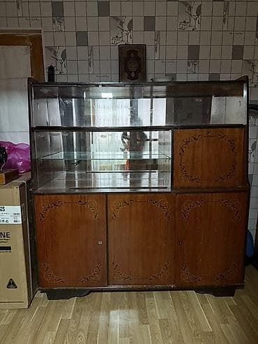 Klassik üslubda vitrinli bufet - Material: təbii ağac finişi