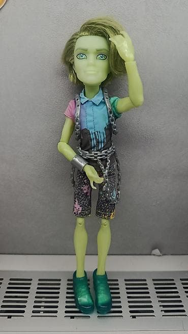 kukla bratz: Monster high - Рorter geiss - Yaşıl tonlarda bədən və saç, yanlara dar — 2