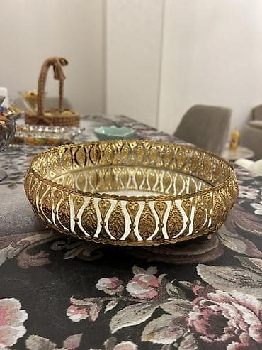 Qizili dekorativ guzgulu padnus,20 azn