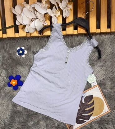 yazılı qadın koftaları: Dərin çəhrayı rəngdə, yaxasında naxışlı güpür detalları olan qadın — 2