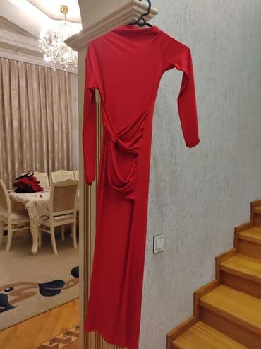 Qırmızı uzun don - Model: Uzun, bədənə oturan siluet - Rəng: Canlı