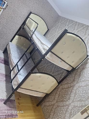 carpayı 2 mərtəbə: Kod: 05 61 İki mərtəbəli çarpayı satılır. Metal karkaslı, möhkəm — 1