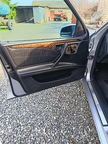 06 təkəri: Mercedes-Benz E 320: 3.2 l | 2000 il Sedan — 10