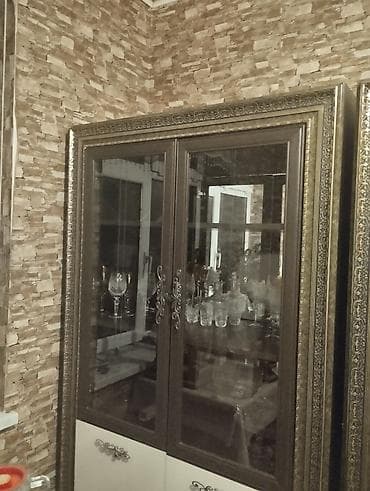 Vitrinli bufet şkaf - Klassik üslubda, qapıları şüşəli iki bölməli