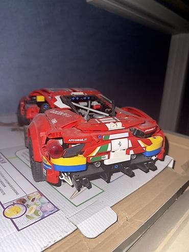 Конструкторы: LEGO texnika üslubunda yığılmış qırmızı yarış avtomobili modeli - — 2