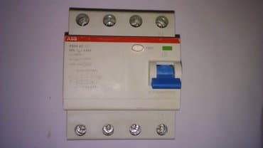 1) Sızma cərəyanlarından mühafizə qurğusu, 4 qütblü, 25А / 0,03A 2)