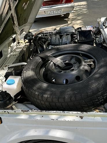 sukan seti: Lada Niva 4x4, ağ rəng, 3 qapılı off-road SUV. Texniki və xarici — 5