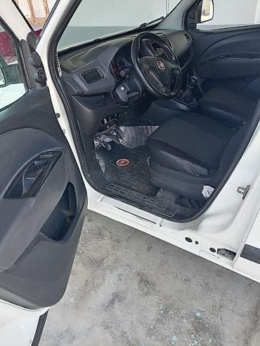 fiat doble: Fiat Doblo (ağ rəng, yük/furgon versiyası) Xüsusiyyətlər: - Geniş yük — 4