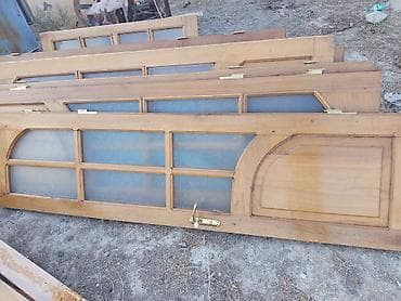 Ağac materialdan hazırlanmış şüşəli qapılar dəsti. - Material: təbii