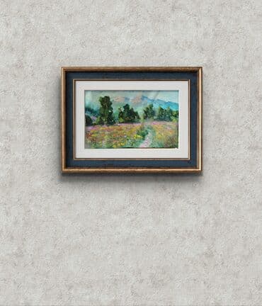 Mənzərə təsviri olan bu divar sənəti əsəri, çiçək açan bir çəmənliyi