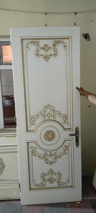 qapllar otaq: Ağ və qızılı naxışlı klassik üslubda qapılar təqdim olunur. Modellər — 4