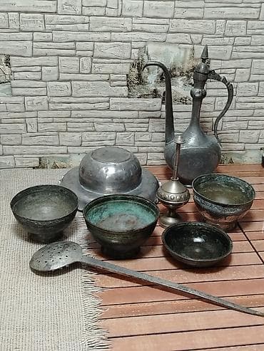 antik servis: Antik metal qab-qacaq dəsti. Qiymət razılaşma yolu Tərkibi: - Uzun — 2