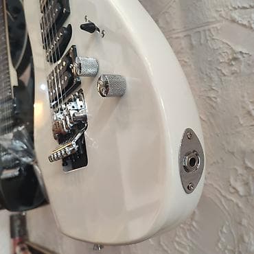 gitara haqqinda melumat: Elektro-gitara Smiger S-G5 Simlərin sayı: 6 Üst: Cökə ağacı Qol — 1
