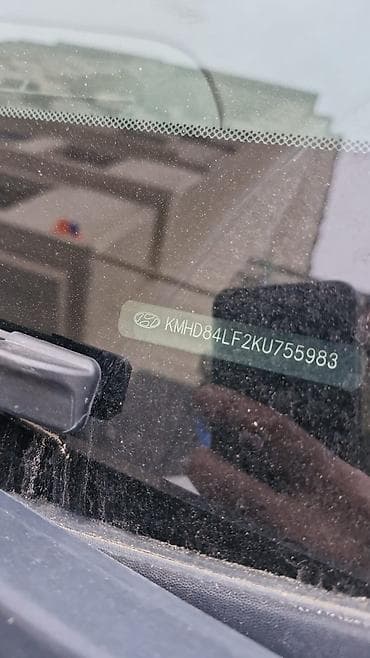 hundai acsent: Hyundai Elantra sedan – gümüşü rəng, modern dizaynlı ön barmaqlıq və — 5