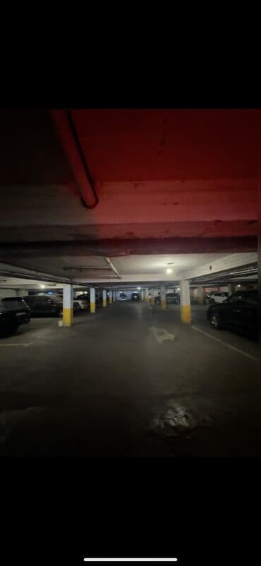 8 mkr: 1 maşınlıq geniş qaraj yeri satılır. 20kv.m Bina evinin parkingi dir — 1