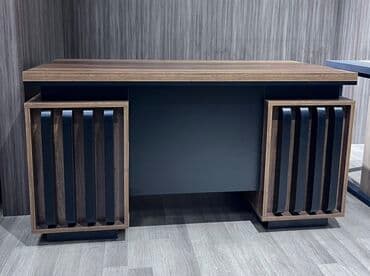 Ofis masaları: Ofis mebel dəsti Tərkib: - İş masası: ağ üst səth, qara metal karkas; — 4