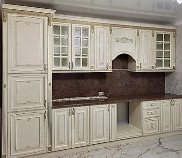 divar şkafları: Klassik üslubda mətbəx mebeli dəsti - Rəng: krem/ivori, qızılı dekor — 1