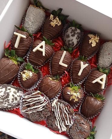 sade tort sekilleri: Hədiyyəlik şokoladlı çiyələk qutusu - Təzə iri çiyələklər yüksək — 1