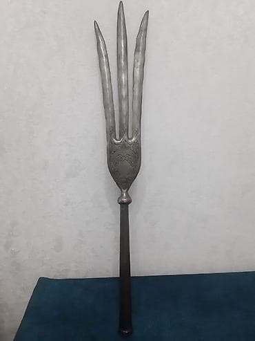 divarda dekor: Məhsul: Üçdişli Mis Nize basligi Təsvir: - Material: Dəmir/metal — 4