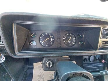 dörd göz maşın: Model: Lada (VAZ) 2107 Kuzov: sedan, tünd mavi rəng Dövlət nömrə — 12