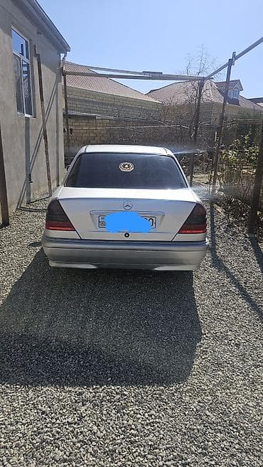 mercedes s 320: Mercedes‑Benz sedan Xüsusiyyətlər: - Kuzov: sedan, gümüşü rəng - — 1