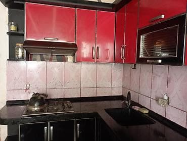 Qırmızı-qara künc mətbəx mebeli komplekti - Üst şkaflar: parlaq — 2