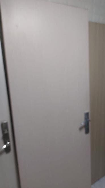 kecə: Taxta teksturalı daxili qapılar – müxtəlif açıq bej və açıq ağ palıd — 4