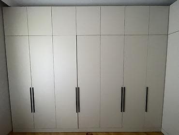 Minimalist dizayna sahib divara quraşdırılan böyük qarderob sistemi