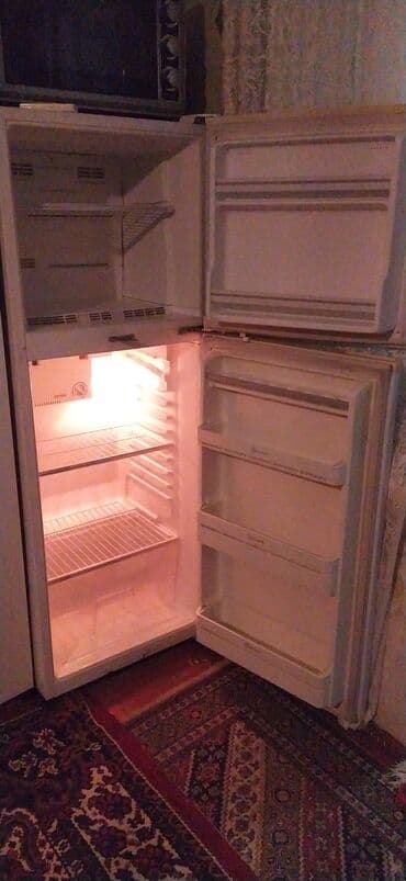 İki qapılı soyuducu Xüsusiyyətlər: - Üst hissədə dondurucu bölmə lalafo.az -da İki qapılı soyuducu Xüsusiyyətlər: - Üst hissədə dondurucu bölmə