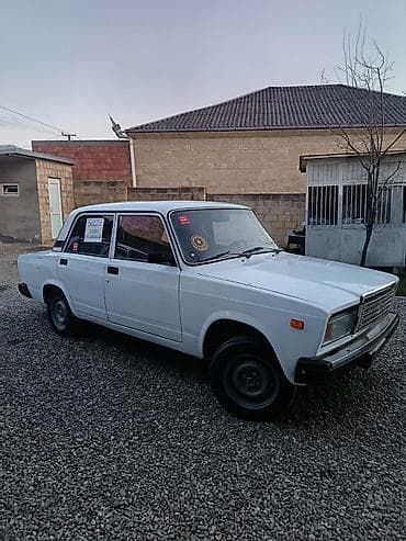 vaz 2107 abirsofka: VAZ 2107, ağ rəng, sedan gövdə. Klassik dizaynlı, 4 qapılı, arxa — 7