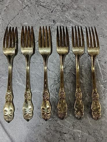 Столовые приборы: Qızıl tonlu süfrə ləvazimatı dəsti – 18ədəd Tərkibi: - 6 ədəd şorba — 8