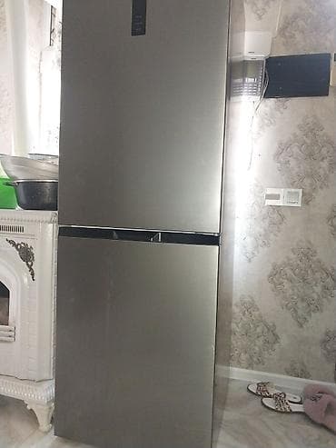iphon 13 pro max: İki kameralı soyuducu, alt hissədə dondurucu bölməsi ilə. Korpus — 2