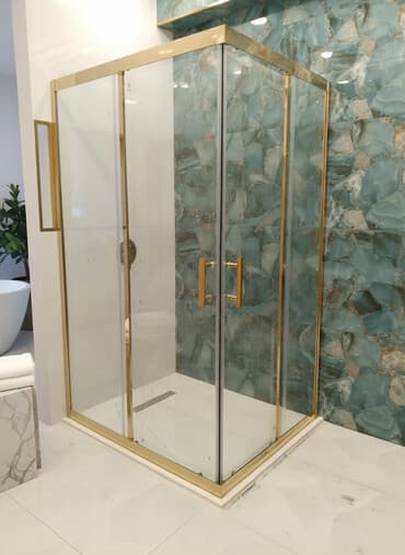 gapi: Qızılı rəngli çərçivəyə malik duş kabinəsi. Şüşə qapılar rahat və — 1