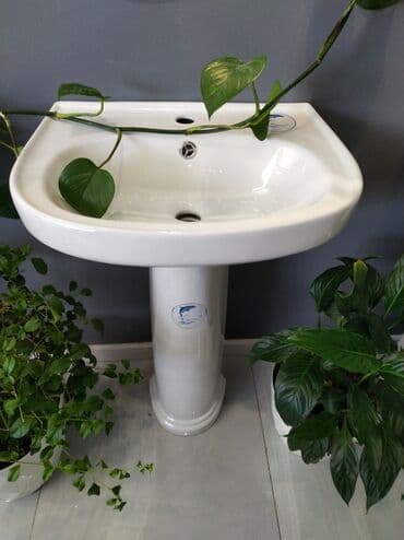 uşaq otağı ucun pərdələr: Ağ rəngli keramika materialından hazırlanmış, ayaqlı lavabo. Bu lavabo — 1