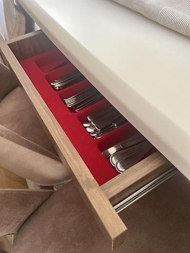 Masa 6 oturacaq
Təcili olaraq satılır
ideal vəziyyətdədir
166x97 — 3