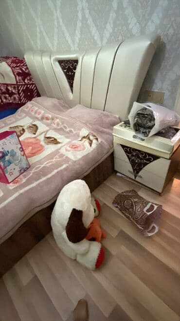 где купить старую мебель: 2 односпальные кровати, Шкаф, Трюмо, 2 тумбы, Б/у — 3