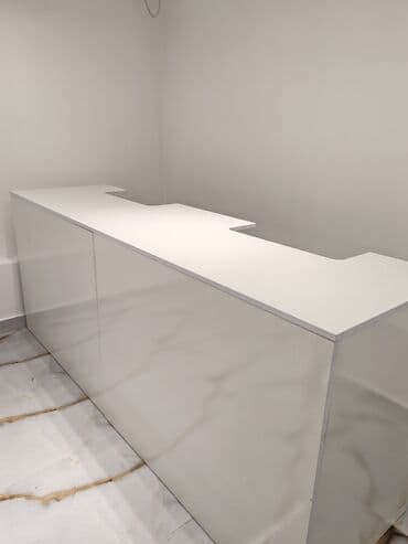 угловой офисный стол: Ağ rəngli resepsiyon/qarşılama masası - Minimalist dizayn, parlaq — 4