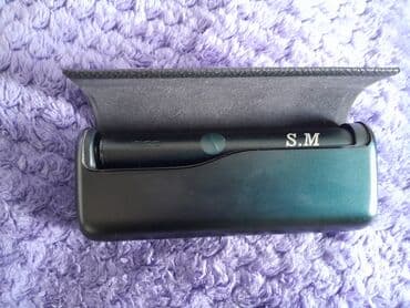 elektron sigaretler: Bu, qara rəngdə, səliqəli dizaynlı elektron siqaret qabıdır. Qabın üst — 3