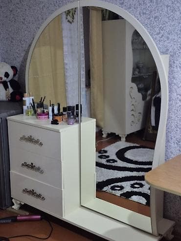 stol ve stullar: Ağ krem rəngli makyaj/stellajlı güzgü dəsti - Üst hissəsi yarımdairə — 1
