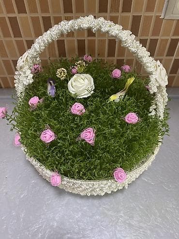 parça bez: Dekorativ çiçək səbəti – səməni yaşıl ot örtüyü üzərində güllər və quş — 1