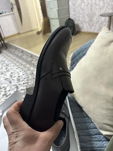 Туфли: Kişi klassik loafer ayaqqabısı Geynilməyib,yenidir.Təmiz dəri.Ölçü — 3