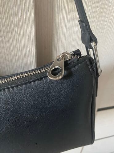 nike tech: Zərif qara rəngli çiyin çantası. Bu kompakt aksesuar gündəlik istifadə — 3