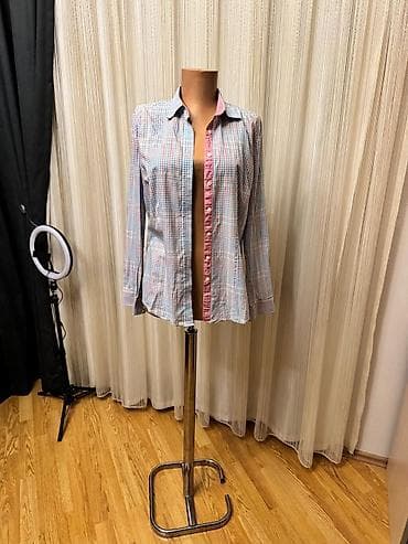 3 duymə koynək: Qadın köynəyi – uzunqol, düyməli, klassik yaxalıqlı.Charles — 1